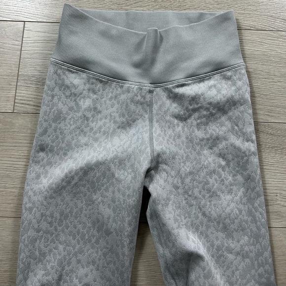 Aerie OFFLINE Seamless High Waisted Snake Leggings Grey - Picture 7 of 14